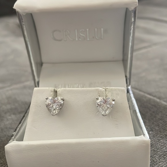 Crislu Heart Earrings 🤍 - Picture 3 of 4